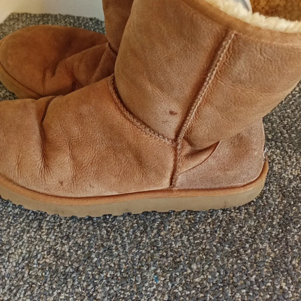 UGG Classic short women's winter boots tan size 9
